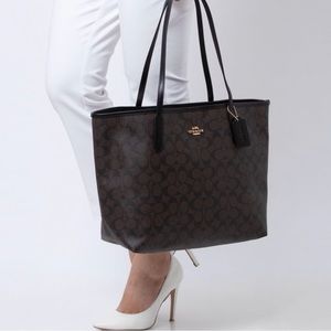 COACH City Tote in Signature Canvas - Used